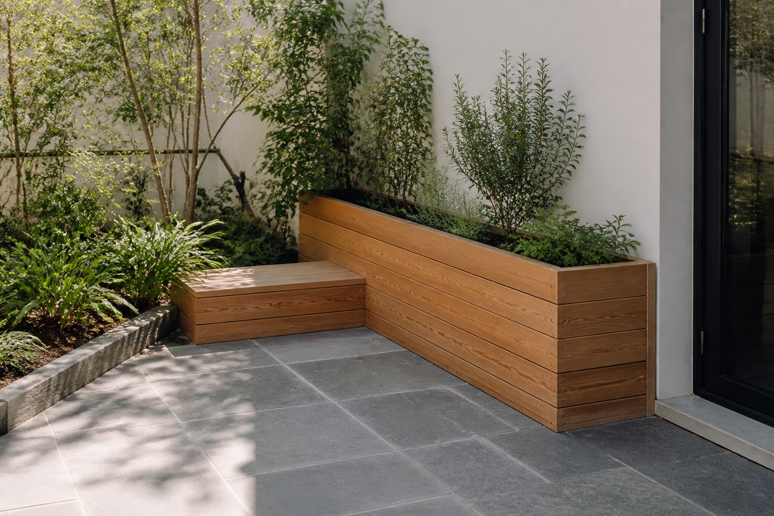 Exterior con jardinera de madera a medida